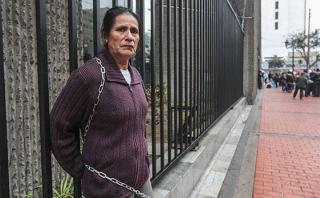 Mujer agredida durante 27 años se encadenó en el centro de Lima