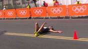 Atleta se desvanece y segundos después retoma la marcha [VIDEO]