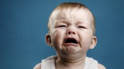 ¿Está bien dejar a tu bebe llorando cuando no puede dormir?