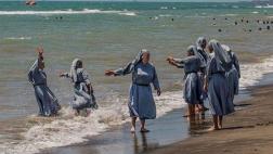 Imán defiende uso de burkini publicando foto de monjas en playa