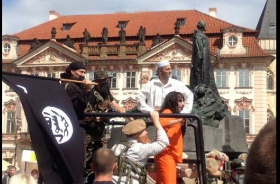Hombres aterrorizan Praga imitando atentado de Estado Islámico
