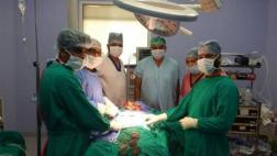 Llegó con dolor abdominal a hospital y le sacaron 40 cuchillos