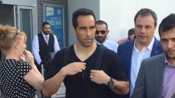 Claudio Bravo arribó a Manchester en medio de expectativa