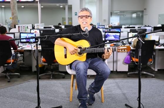Pedro Guerra en una sesión acústica desde "El Comercio"