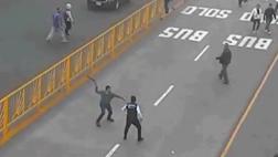 Metropolitano: agreden a correazos a vigilante para no pagar