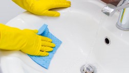 Cómo quitar las manchas de vidrios y duchas con mezclas caseras