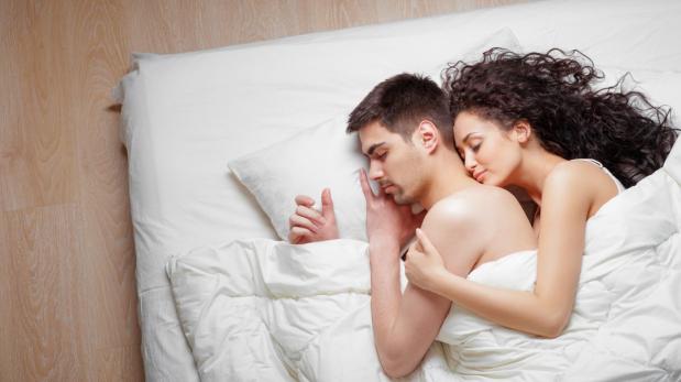 Los 6 beneficios de dormir en pareja