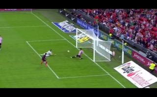 Luis Suárez casi anota pero defensa evitó gol en línea del arco