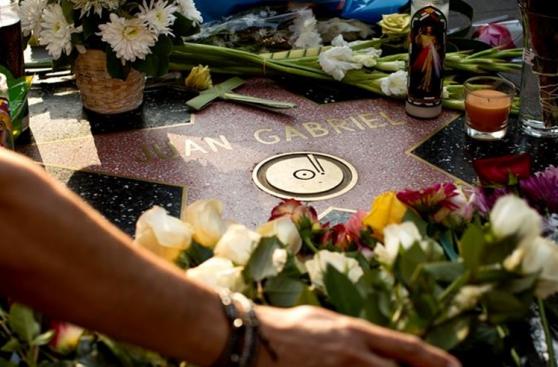 Juan Gabriel: fans le rinden homenaje en el Paseo de la Fama