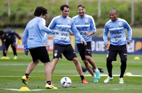 Tabárez presente en práctica: Uruguay entrenó sin Luis Suárez