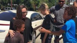 Noble gesto de Angelina Jolie con niños que vendían un peluche