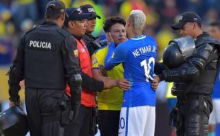 Neymar tuvo noble gesto con hincha que ingresó al campo [VIDEO]