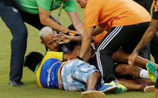 Neymar fue derribado por hinchas que invadieron entrenamiento