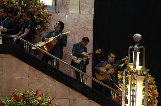 Mexicanos despiden a Juan Gabriel al son de baladas y rancheras
