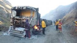 Chofer se salva de morir tras incendio de tráiler que manejaba