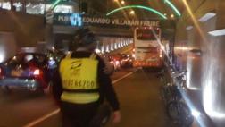 San Isidro: bus quedó atascado en puente Eduardo Villarán