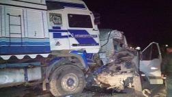Puno: al menos 14 muertos por choque entre camión y combi