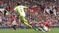 Wayne Rooney vs. Claudio Bravo: feroz intercambio de patadas