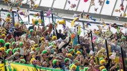 Hinchas holandeses lanzan 'lluvia de peluches' en emotivo gesto