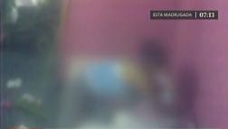 SJL: madre fue grabada propinando brutal golpiza a sus 3 hijos