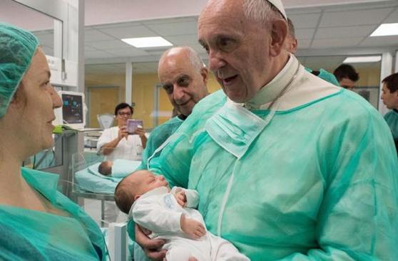 La emotiva visita del Papa Francisco a un hospital de Roma