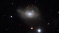 Un agujero negro arrastra a una galaxia hacia la oscuridad