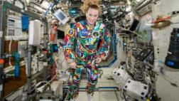 NASA: astronauta lució traje pintado por niños con cáncer