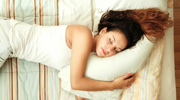 Por qué dormir más de 7 horas puede ayudarte a perder peso