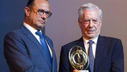 Gobierno dominicano premia a Vargas Llosa en medio de protestas