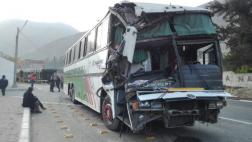 Carretera Central: seis heridos por choque de bus contra tren