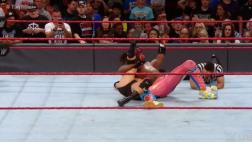Raw: The New Day retuvo cinturones en sangriento final