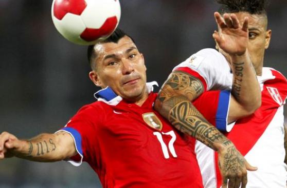 Chile sin Gary Medel ante Perú: recupera a Valdivia y Bravo