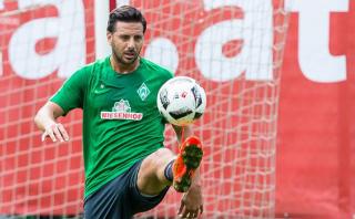 Claudio Pizarro se recupera y ya entrena con balón en Bremen
