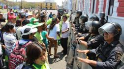 Trujillo: trabajadores se enfrentan a PNP en frontis de comuna