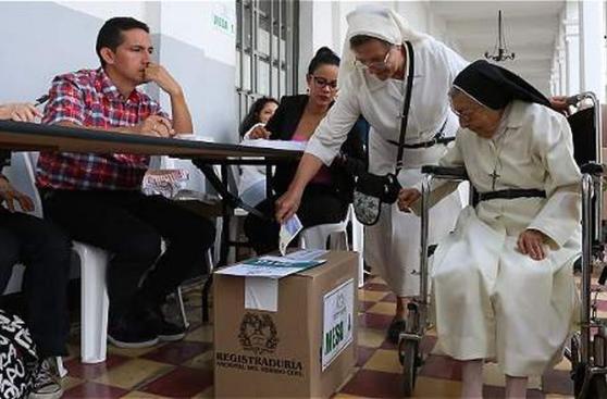 Colombianos votaron en histórico plebiscito sobre paz con FARC