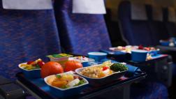 ¿Qué hacer para disfrutar la comida del avión según la ciencia?