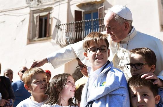 La visita sorpresa del Papa a afectados por terremoto en Italia
