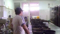 Decomisan 120 panetones preparados en condiciones insalubres