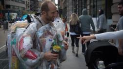 ¿Por qué este hombre pasea con toda su basura por Nueva York?