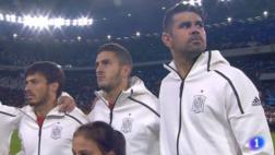 Jugadores de Italia dan lección a público en el himno de España