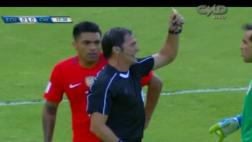 Bravo salió del área, quiso jugar con los pies y esto pasó