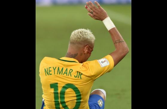 Neymar y el brutal codazo que lo dejó ensangrentado [FOTOS]