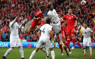 Gareth Bale marcó de cabeza para Gales tras impresionante salto