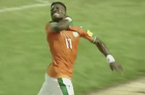 Aurier realizó polémico gesto en victoria de Costa de Marfil