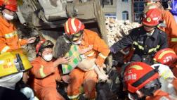Niña sobrevivió a derrumbe en brazos de sus padres muertos