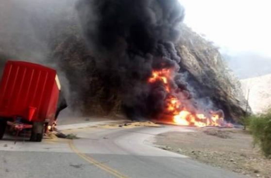 Chofer murió carbonizado tras choque de cisterna y tráiler