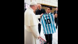 Diego Maradona obsequió camiseta argentina al Papa Francisco