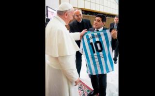 Diego Maradona obsequió camiseta argentina al Papa Francisco