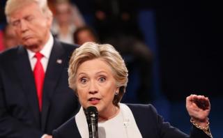 Clinton: Trump está "desesperado y cada vez cae más bajo"