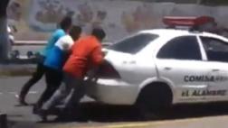 Detenidos ayudan a empujar patrullero que los trasladaba